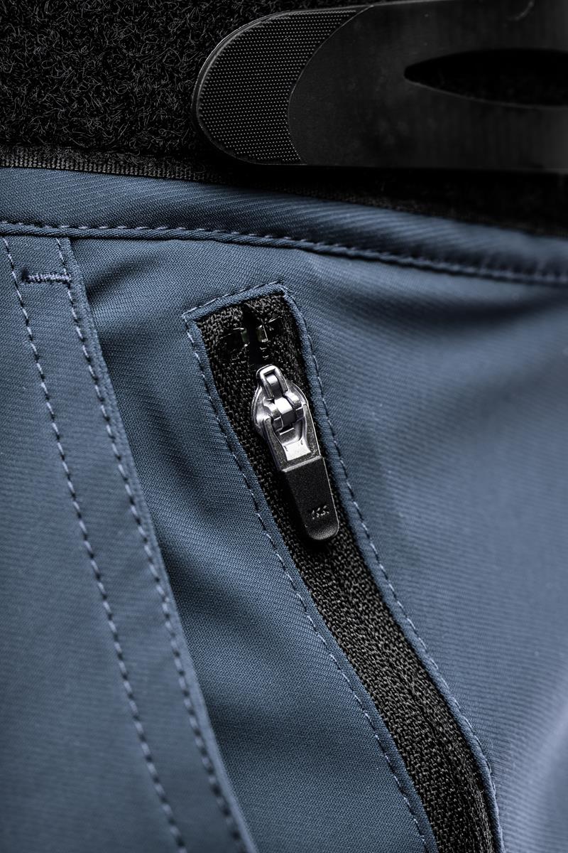 Mountainbike Hose - Herren - Strechmaterial - verstellbarer Hosenbund - fällt über Knieprotektoren - Zipper in den Taschen - bikefit - farbe matt dunkelblau - Ansicht detail zipp