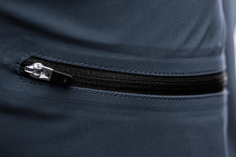 Mountainbike Hose - Herren - Strechmaterial - verstellbarer Hosenbund - fällt über Knieprotektoren - Zipper in den Taschen - bikefit - farbe matt dunkelblau - Ansicht Detail Zipp
