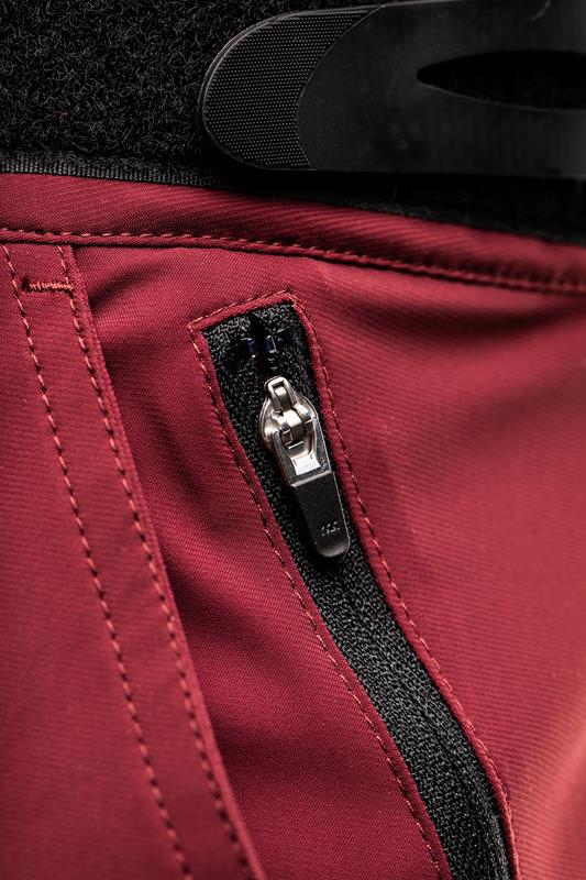 Mountainbike Hose - Herren - Strechmaterial - verstellbarer Hosenbund - fällt über Knieprotektoren - Zipper in den Taschen - bikefit - farbe matt dunkelrot - ansicht detail zipp
